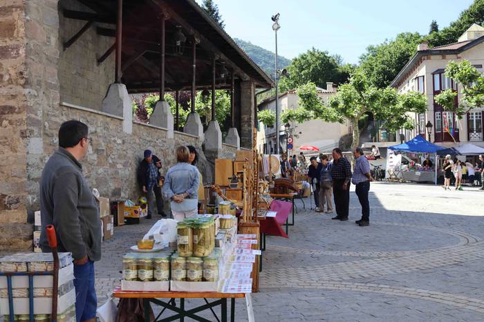 Artisau eta janari postuz be 2 1653821429661