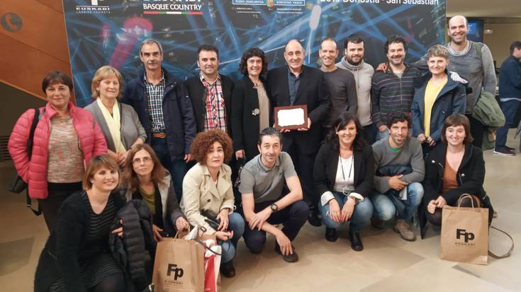 Joxe Mari Elolari eman diote Lanbide Heziketa Euskadi Saria