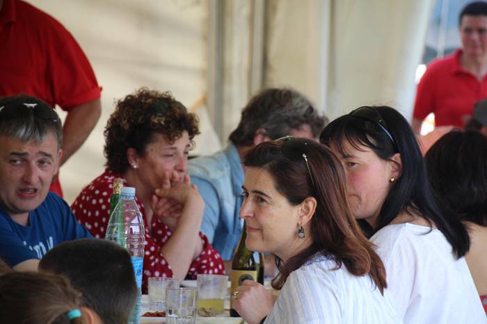 Mahaiaren bueltan, festetan 2 1526825074263