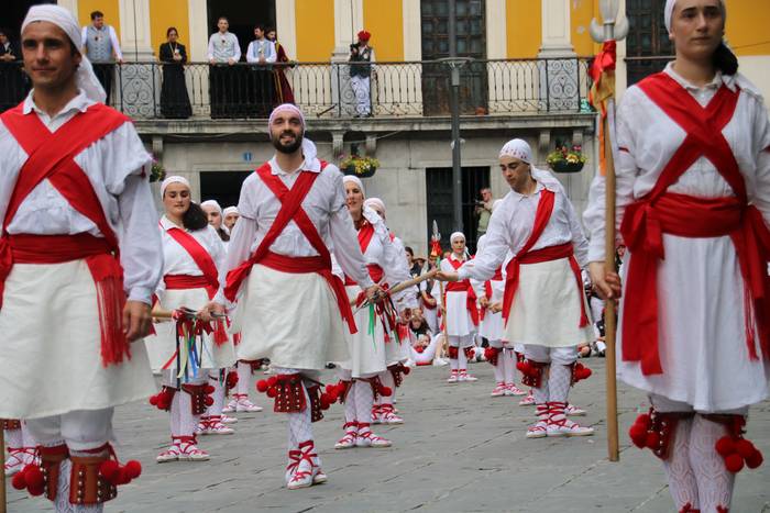 Genero-bereizketarik gabeko bordon-dantza, lehen aldiz