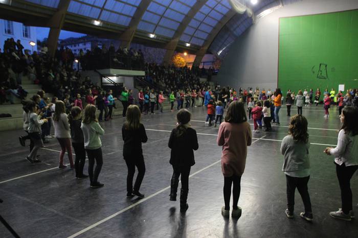 Oinkari Dantza Astea dantza gidatua 11 1479583263700