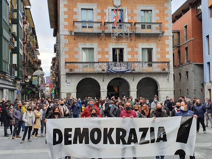 "Demokrazia" eskatuz eskuald 21 1608393023282