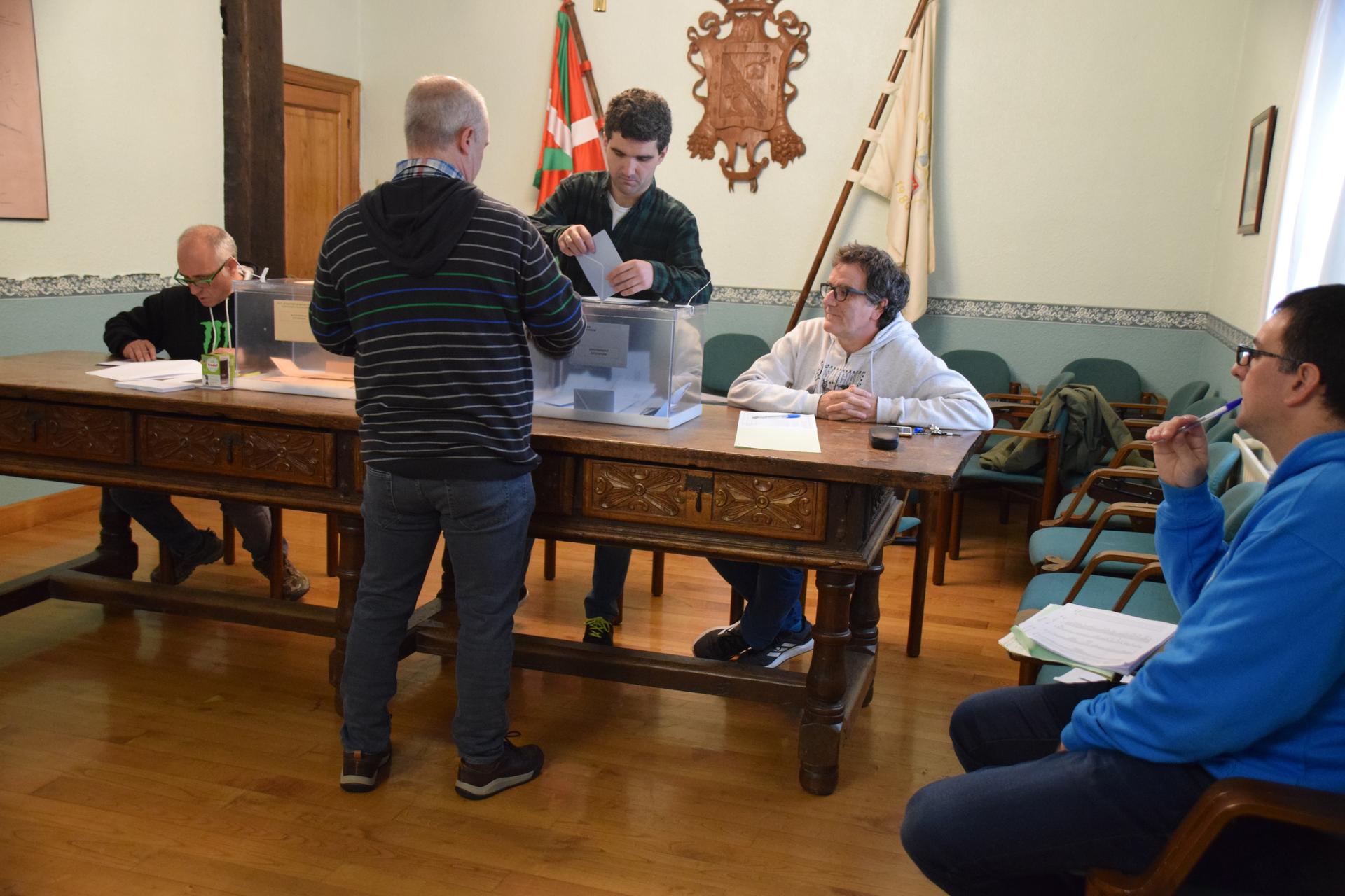 Herri txiki gehienetako emaitza ofizialak, herri handien esperoan