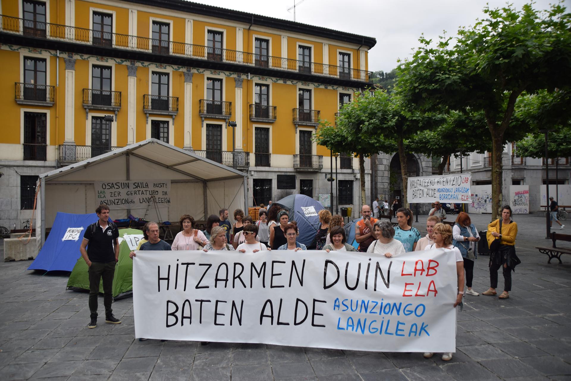 Asuncion klinikako langileak kanpaldia egiten ari dira Trianguloan