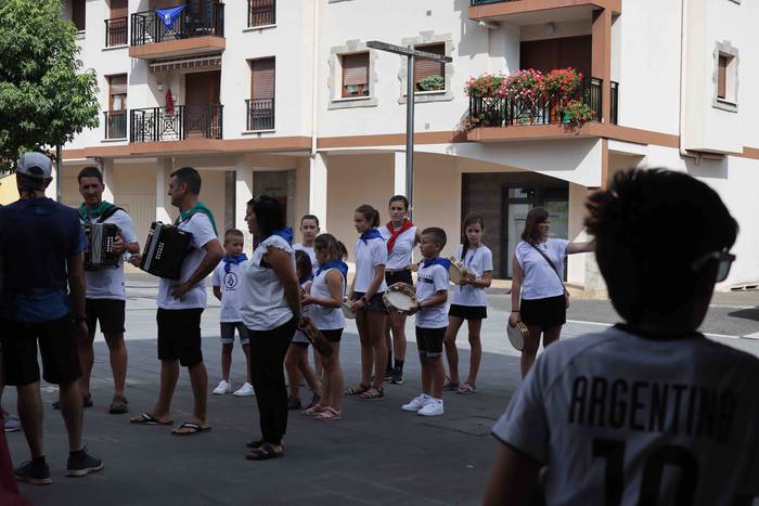 Kalejiraren atzetik eta buru 2 1660214346212