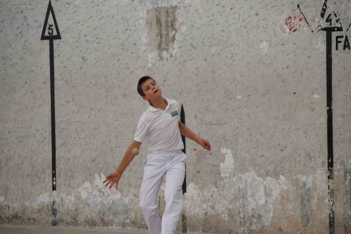 Zuriz jantzi zen Berrobiko f 28 1567409266065