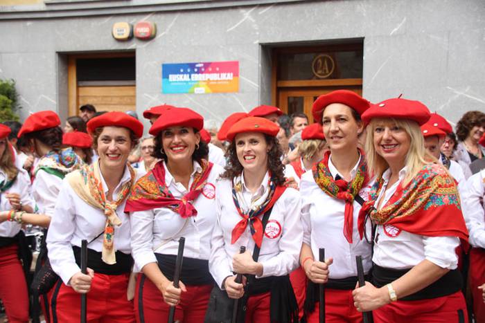 Santuek eta dantzariek poztu 13 1498312247242