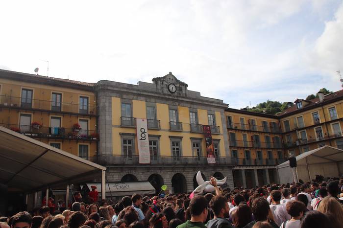 Egunari kolorea jarri diote  54 1529170121675