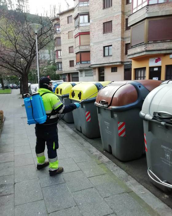 Kale garbiketako udal brigada Amasa-Villabonako kaleak desinfektatzen ari da