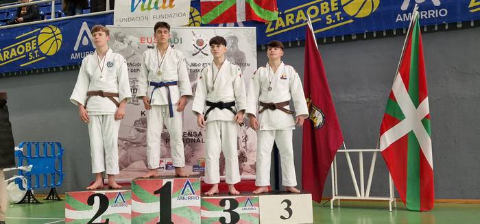 Bi urrezko domina eta bi ger 2 1671562236271