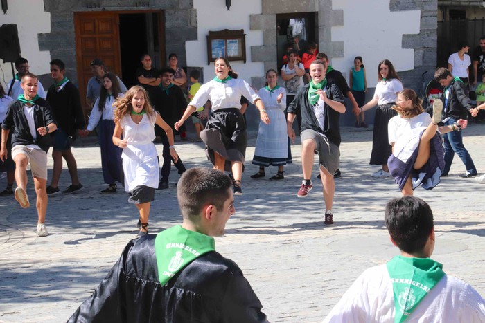 46 gaztek parte hartu dute Irurako Dantza-Sokan - 48