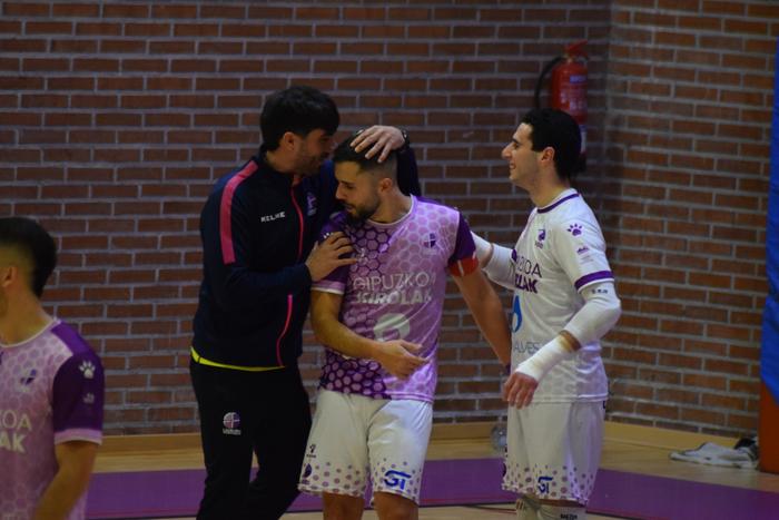 Belabieta berriro galaz jantzi zen