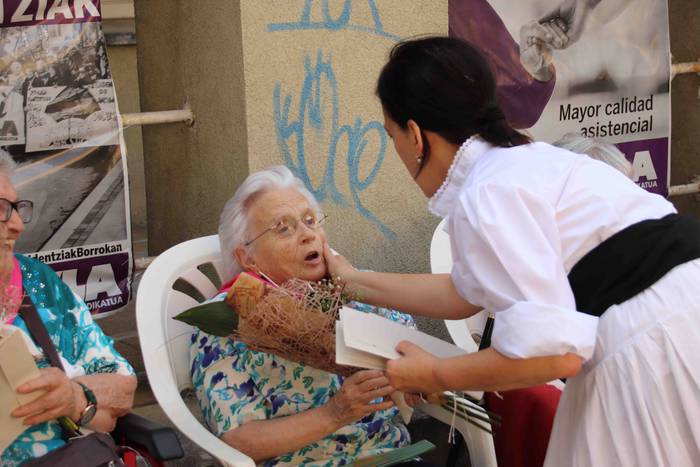 Helduenei dantza eginez hasi 20 1564057641449