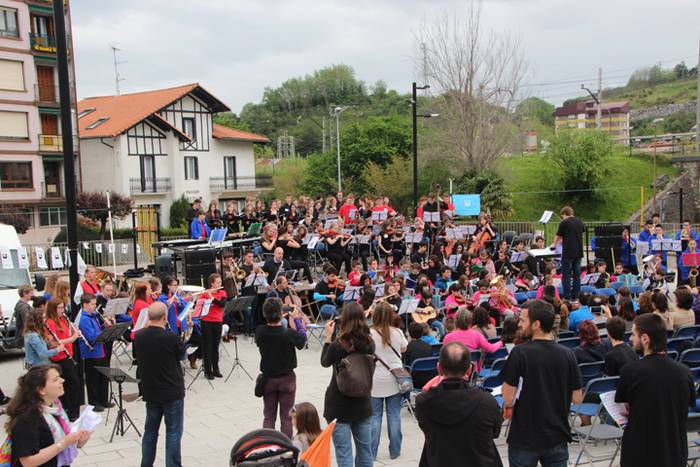 Emusik emanaldia Zizurkilen 8 1462635998000