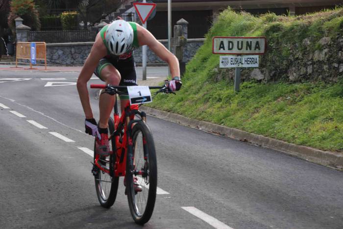 Alexander Ordeñana eta Zuriñ 48 1543079290576