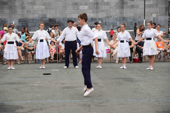 Soka dantzak jende ugari bildu du Errebote plazan - 19