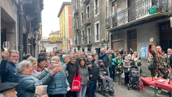 Euskal presoen eskubideen aldeko brindisa egin dute