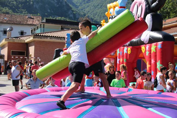 Eulia jaitsi aurretik, haurren dibertsioa 1 1471949985142