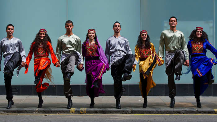 Dantzari palestinarrak eta Udaberri dantza taldea batera