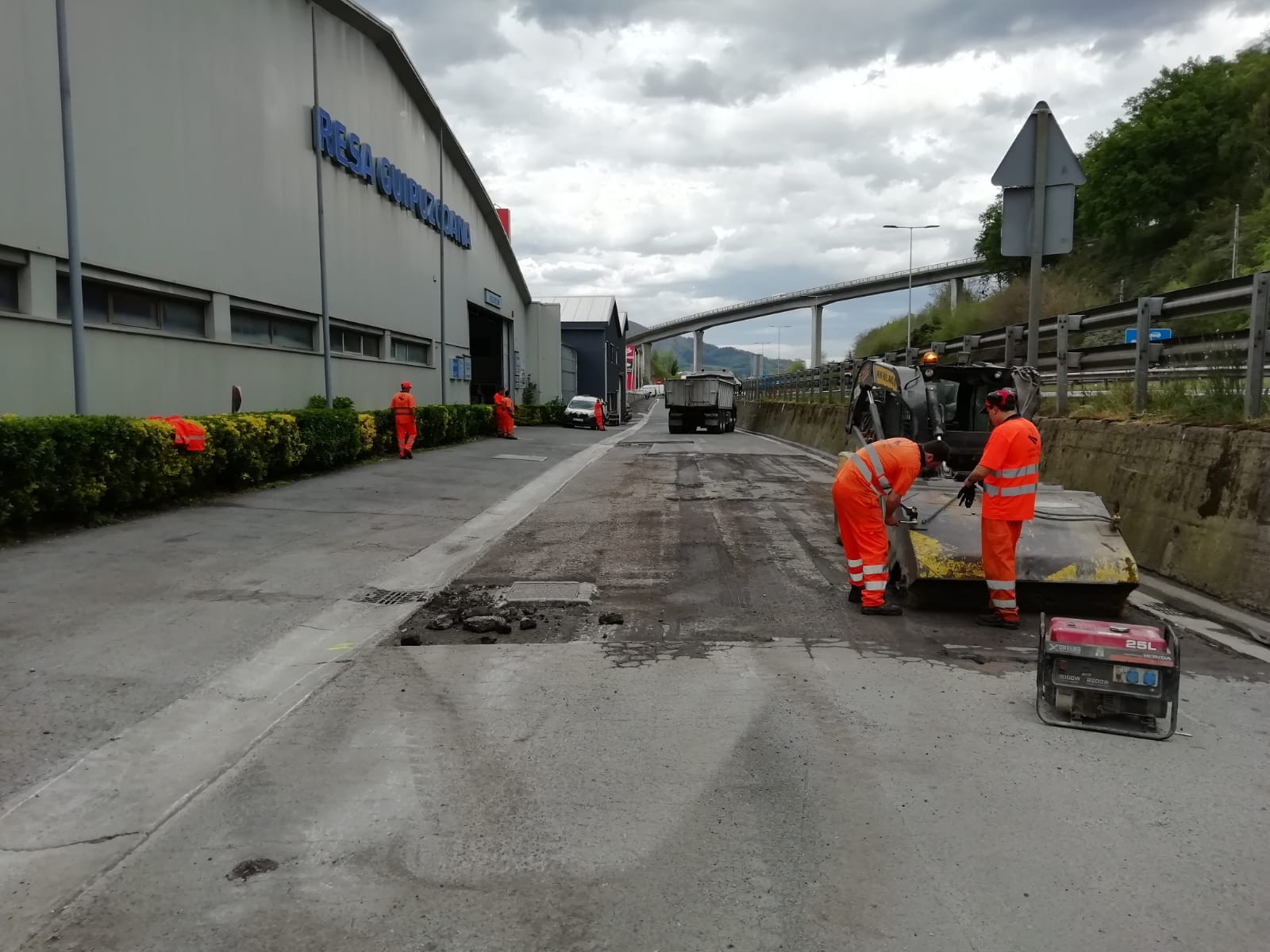Herriko hainbat errepide asfaltatzen hasi da udala