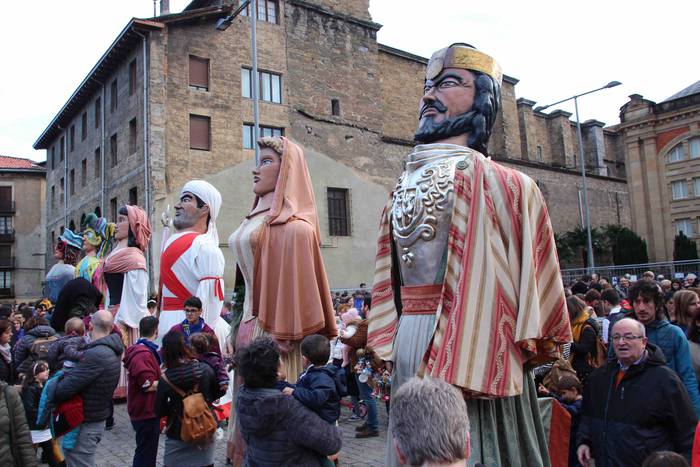 Gabonetako azokak jende asko 59 1576941780709