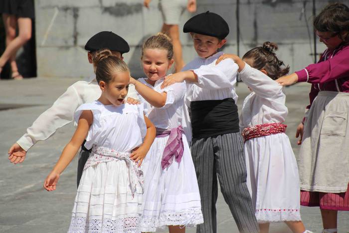 Axeri-dantza Aduna Jaiak 201 3 1534333794890