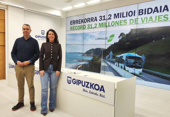 Lurraldebusek 400.000 bidaiatik gora izan ditu