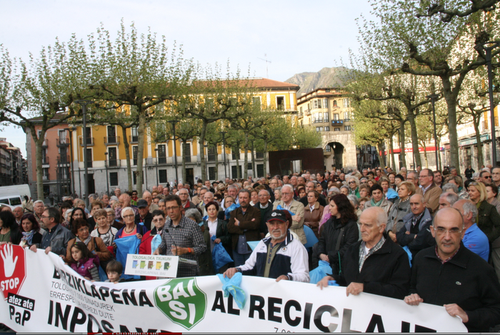 Elkarretaratze jendetsua atez atekoaren aurka Tolosan