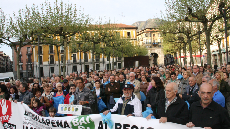Elkarretaratze jendetsua atez atekoaren aurka Tolosan