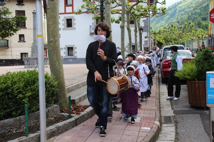 Haurrek alaitu dituzte kalea 17 1494677845476