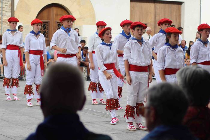 Dantza sokara batu dira emak 33 1660153181305