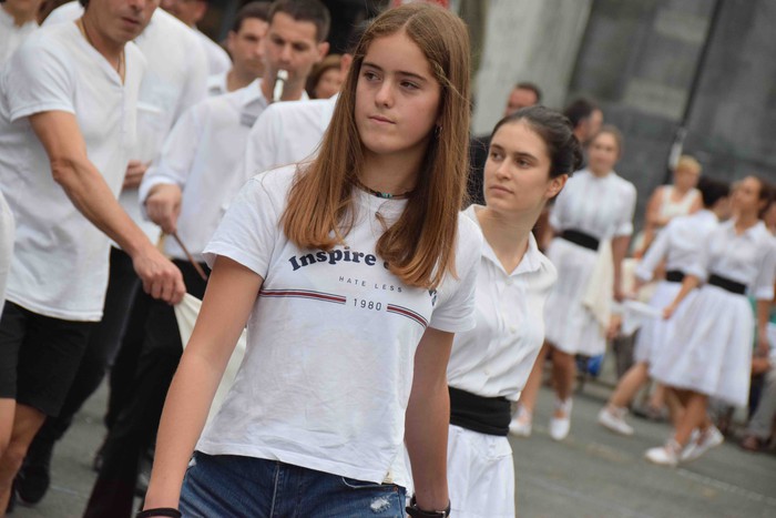 Soka dantzak jende ugari bildu du Errebote plazan - 69