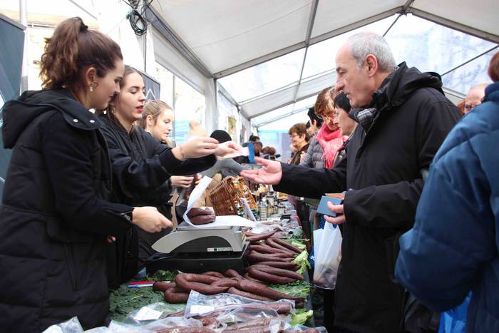 Gabonetako azokak jende asko 45 1576941769953