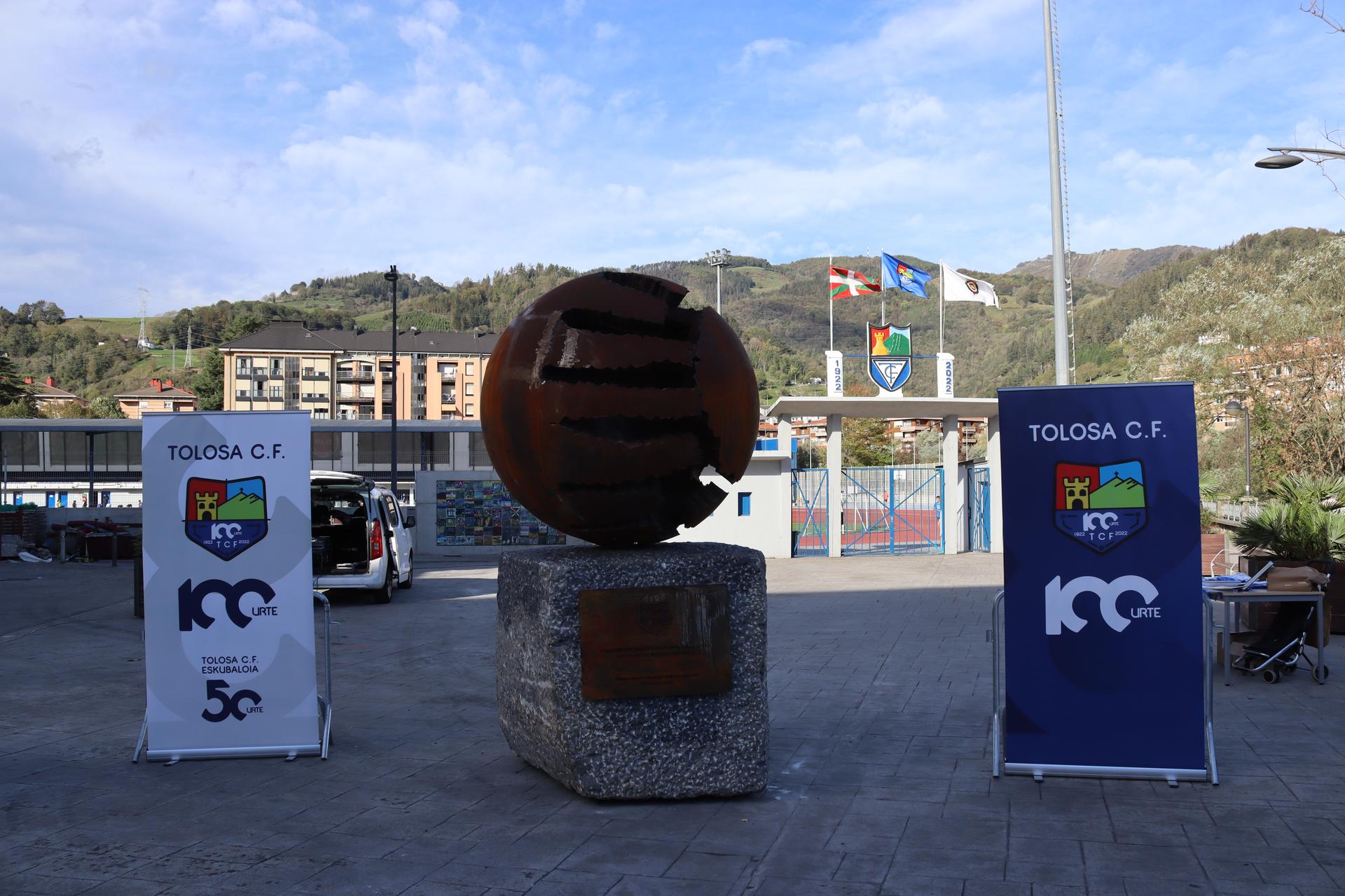 Tolosako CF klubeko mendaurreneko eskultura inauguratu dute