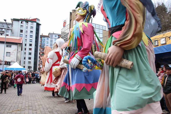 Gabonetako azokak jende asko 64 1576941785481