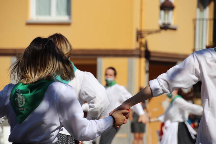 Berriro ere elkarri eskutik  89 1632576985967