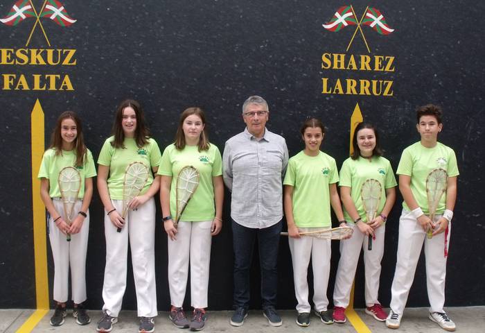 Neska  xarelariak historian lehen aldiz ariko dira Iparraldean,  xarearen seaskan.