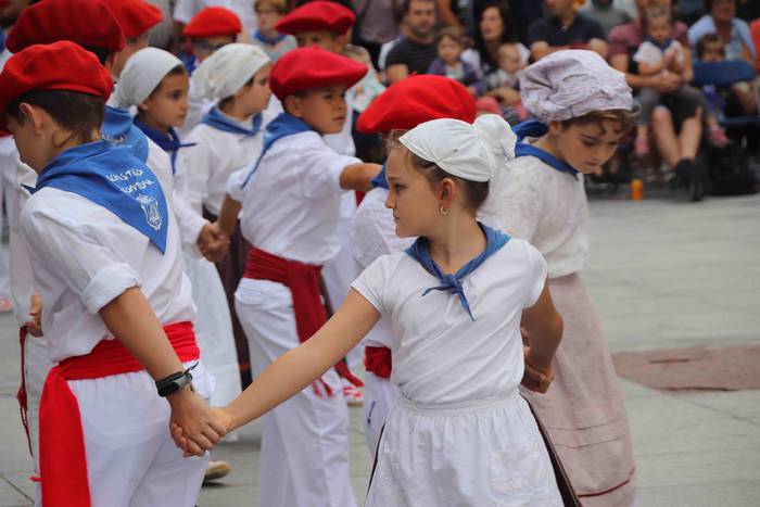 Dantzak, txistuak eta trikit 64 1565549108867