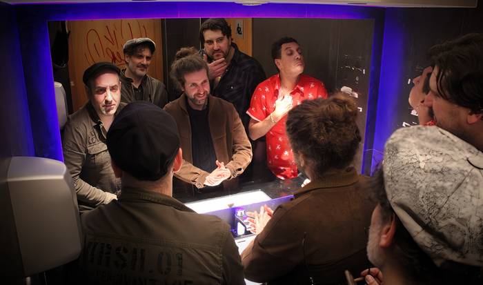 Bluesari beste  kolore batzuk emanez