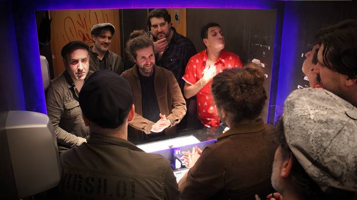 Bluesari beste  kolore batzuk emanez