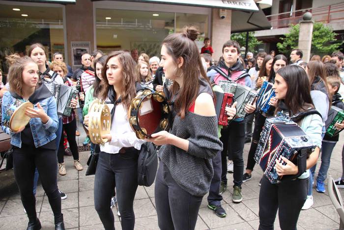 Hauspoa trikitiari 27 1570286794026