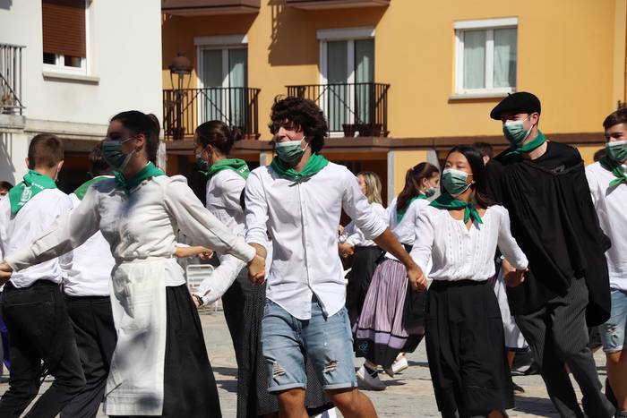 Berriro ere elkarri eskutik  91 1632576986223