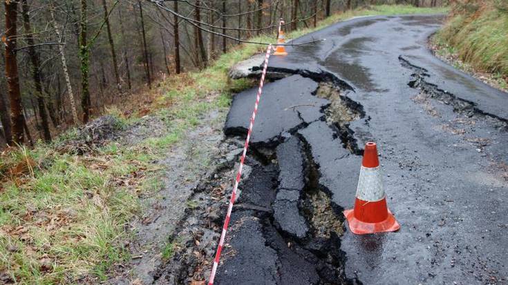 Langaurrerako bidea itxita dago lur jauzi batengatik