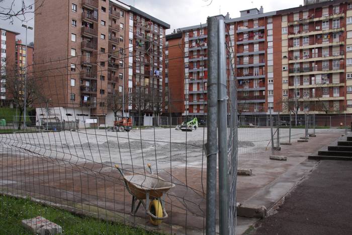 Arroako plaza berritzen ari dira