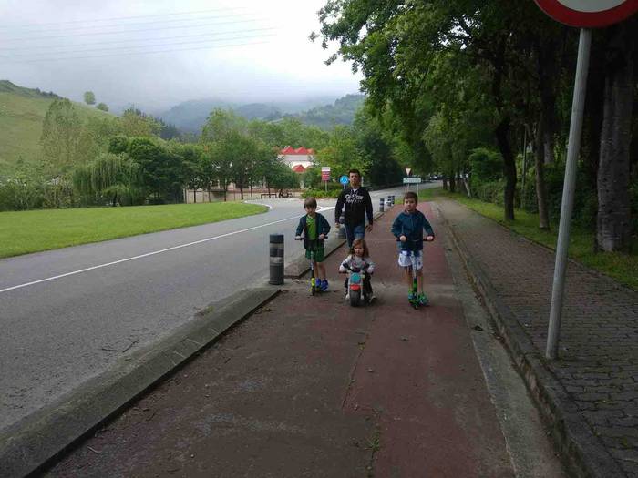 Haurrak kalera atera dira 45 1587900349584