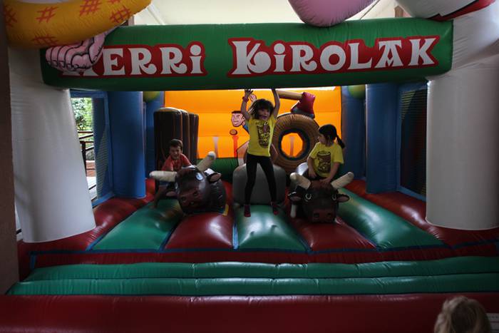 Auzo giroa mantenduz Amarotzen 24 1467476517114