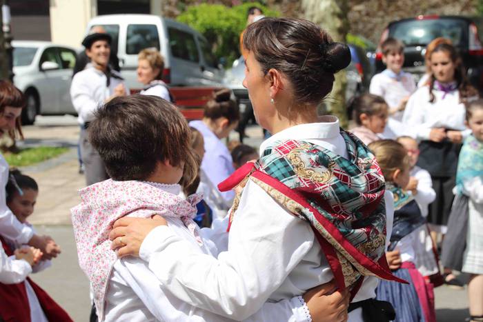 Dantzan ospatu dute Sutarrir 44 1557663385855