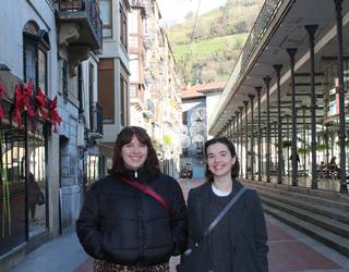 «Miseriazko bizi baldintzei aurre egin behar zaie»