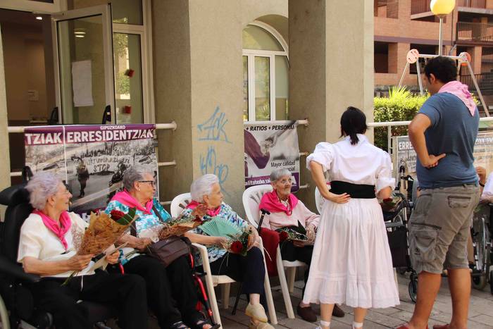 Helduenei dantza eginez hasi 33 1564057650279