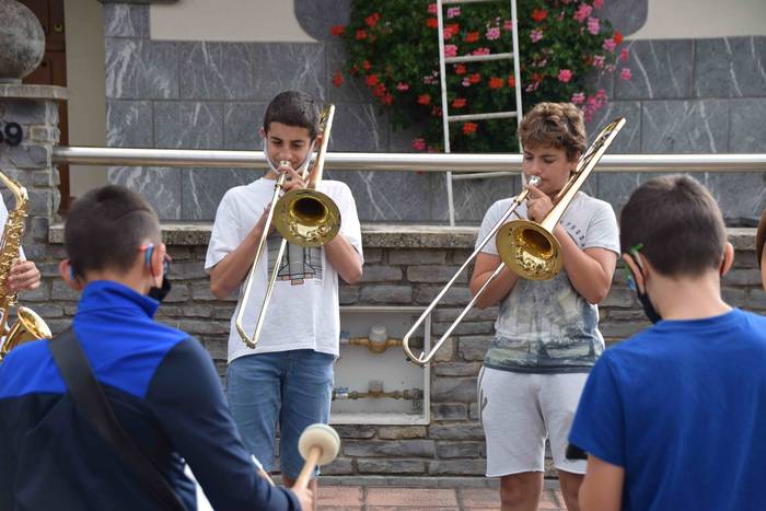 Festari itxura ematen, musik 19 1627663337130